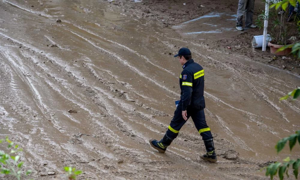 Βόλος: Στιγμές αγωνίας για οδηγό που παρασύρθηκε από ορμητικά νερά